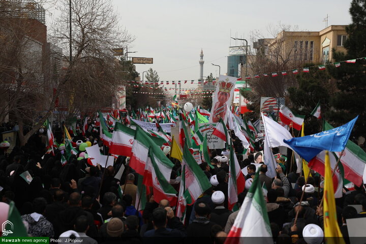 مسيرات حاشدة في ذكرى انتصار الثورة الإسلامية بمدينة قم