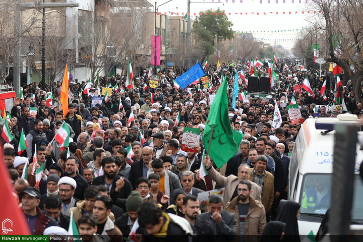 مسيرات حاشدة في ذكرى انتصار الثورة الإسلامية بمدينة قم