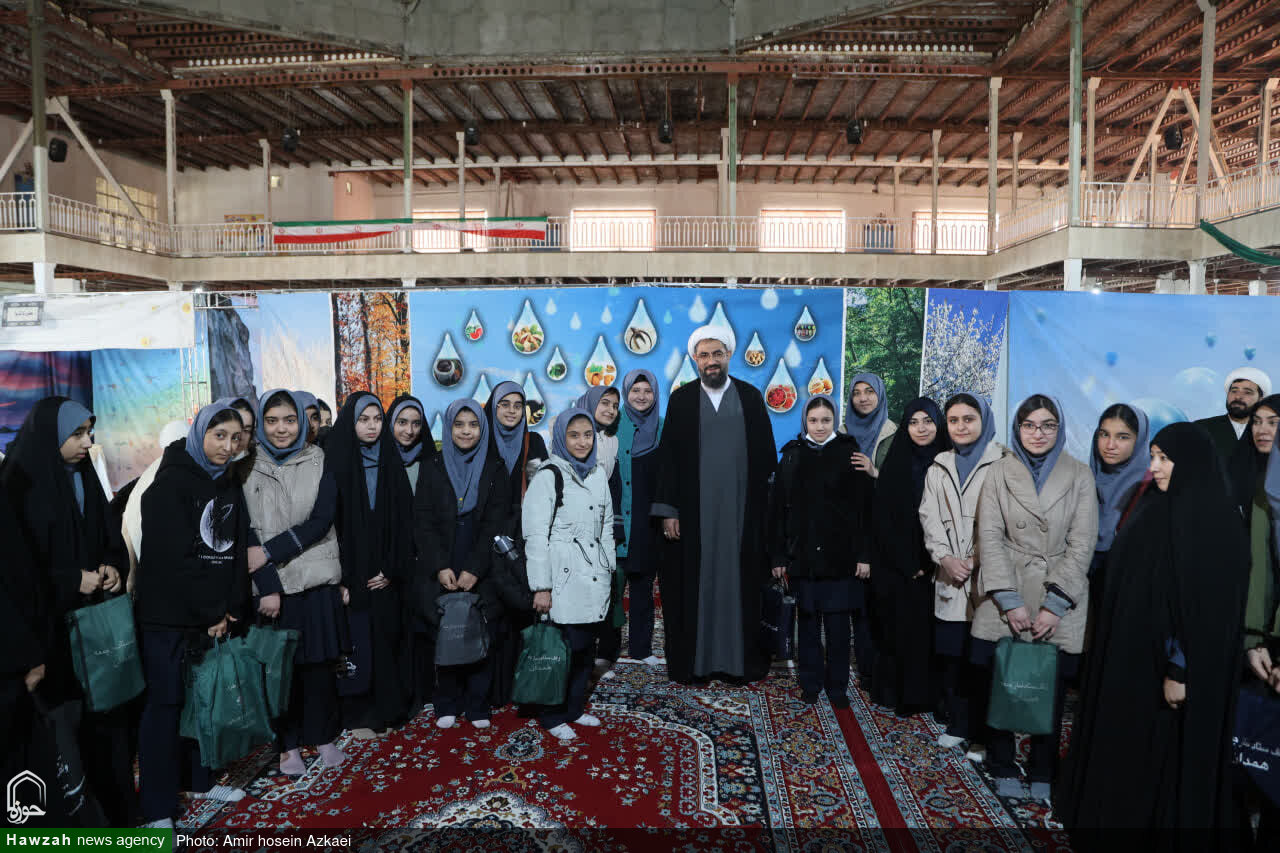 تصاویر /  بازدید امام جمعه همدان از نمایشگاه دستاوردهای انقلاب اسلامی