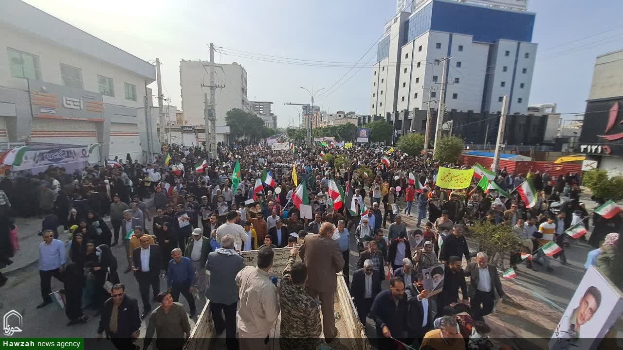 راهپیمایی ساحل نشینان خلیج فارس بیخ گوش ناوهای آمریکا + عکس