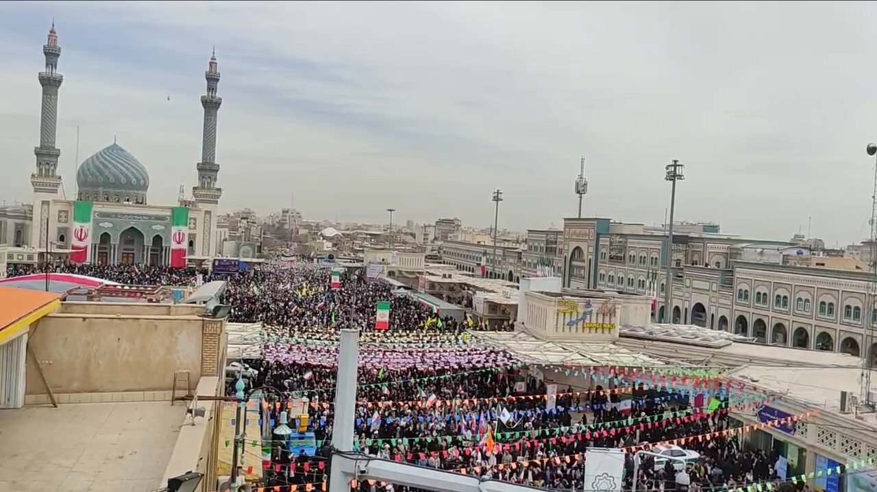 قم المقدسہ میں 22 بہمن کی تاریخی ریلی؛ عوام کا دشمنوں کو دندان شکن جواب + تصاویر
