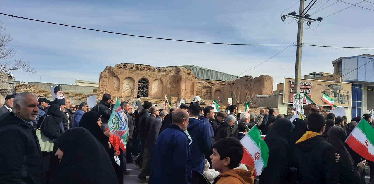 فیلم| نمایی دیگر از حضور پرشور و گسترده مردم انقلابی اراک در راهپیمایی ۲۲ بهمن‌