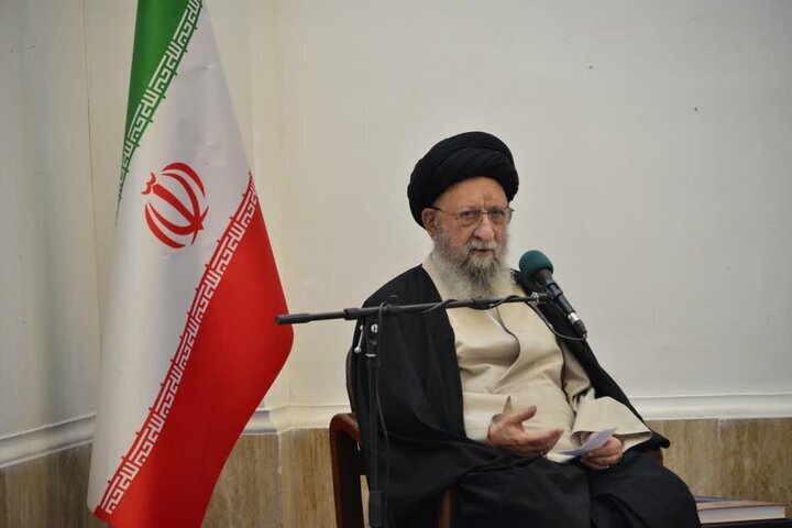 حضور مردم در راهپیمایی مشت محکم بر دهان جبهه استکبار است