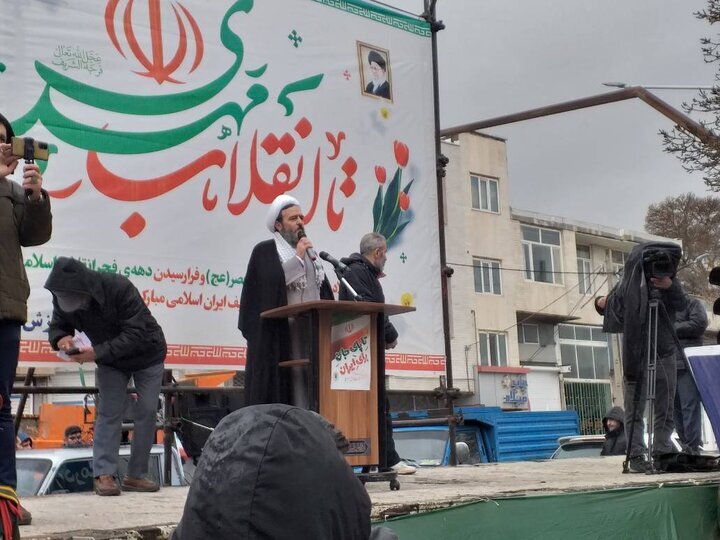 حضور مردم نشانه همبستگی با انقلاب و رهبری است