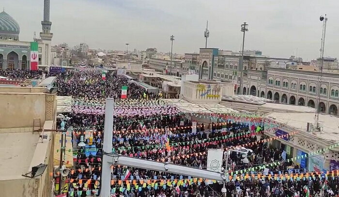 क़ुम मुक़द्दसा में 22 बहमन की तारीखी रैली,लोगो का दुश्मनों को करारा जवाब/फोटो