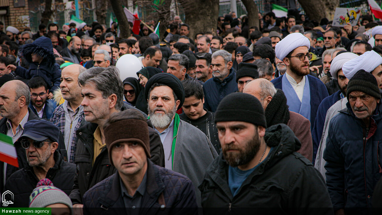 تصاویر/نمایی دیگر از حضور پرشور طلاب و روحانیون و مردم همدان در راهپیمایی ۲۲ بهمن