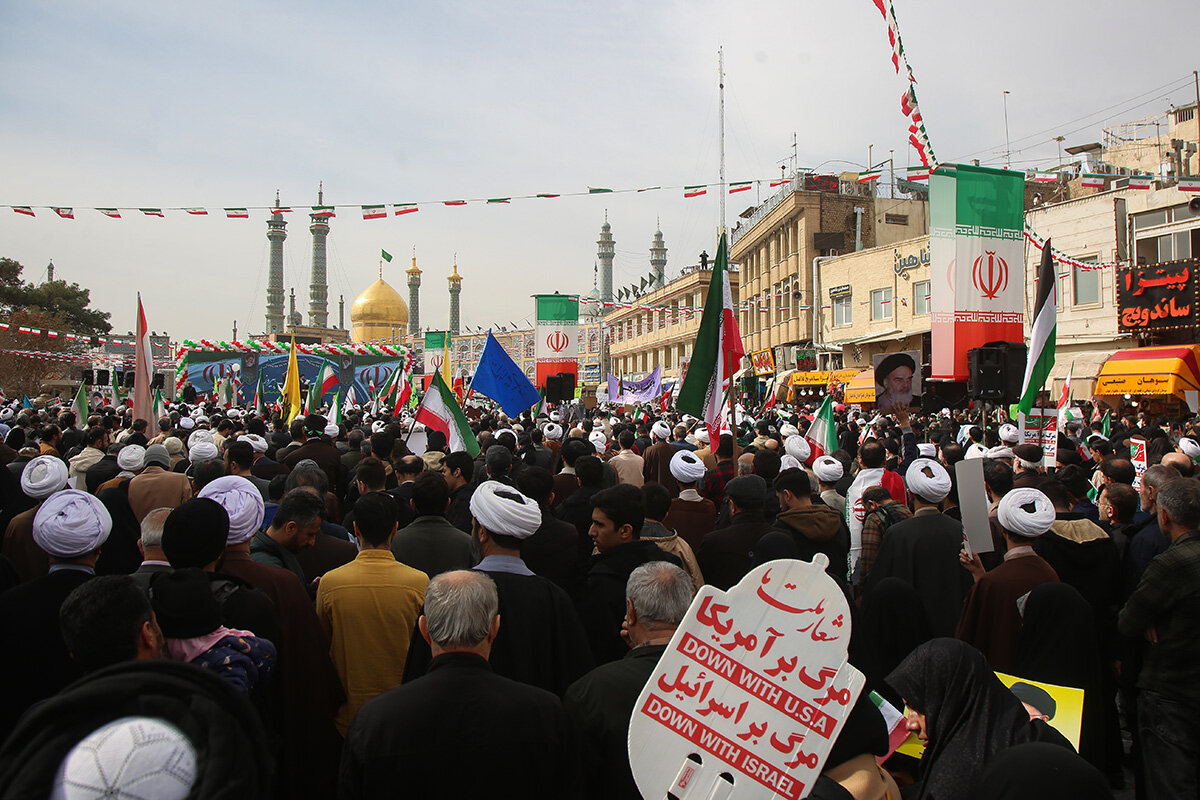 تصاویر/ اجتماع پرشور راهپیمایی ۲۲ بهمن شهر مقدس قم در جوار حرم بانوی کرامت