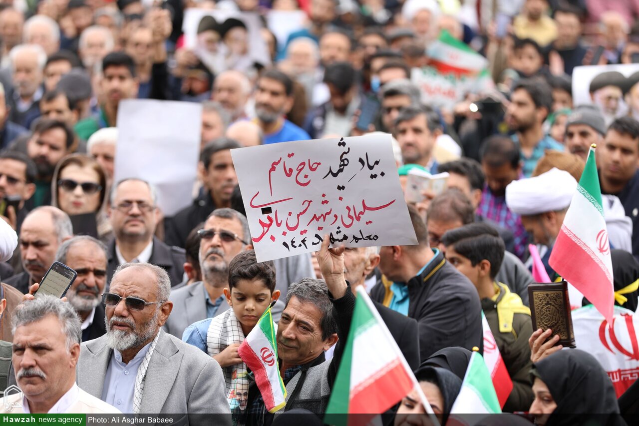 تصاویر/ حضور طلاب و روحانیون استان یزد در راهپیمایی ۲۲ بهمن