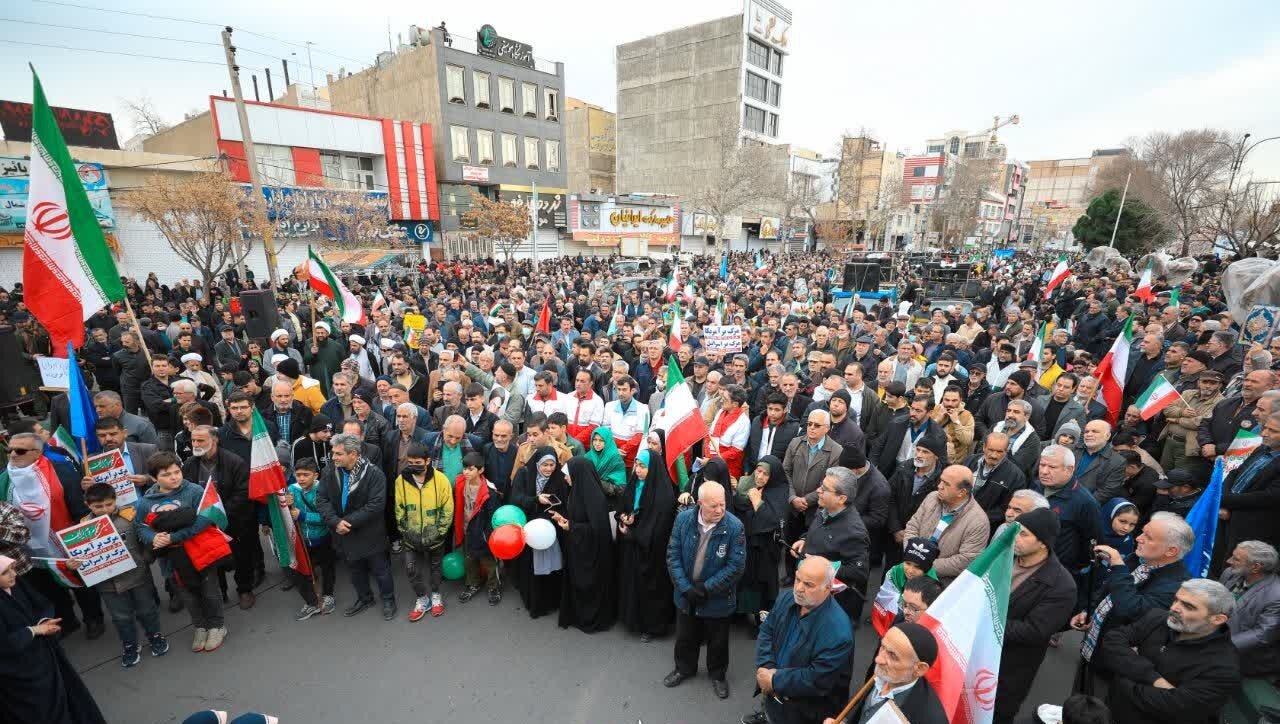 تصاویر/ حضور حماسی مردم ساوجبلاغ در راهپیمایی ۲۲ بهمن‌ماه