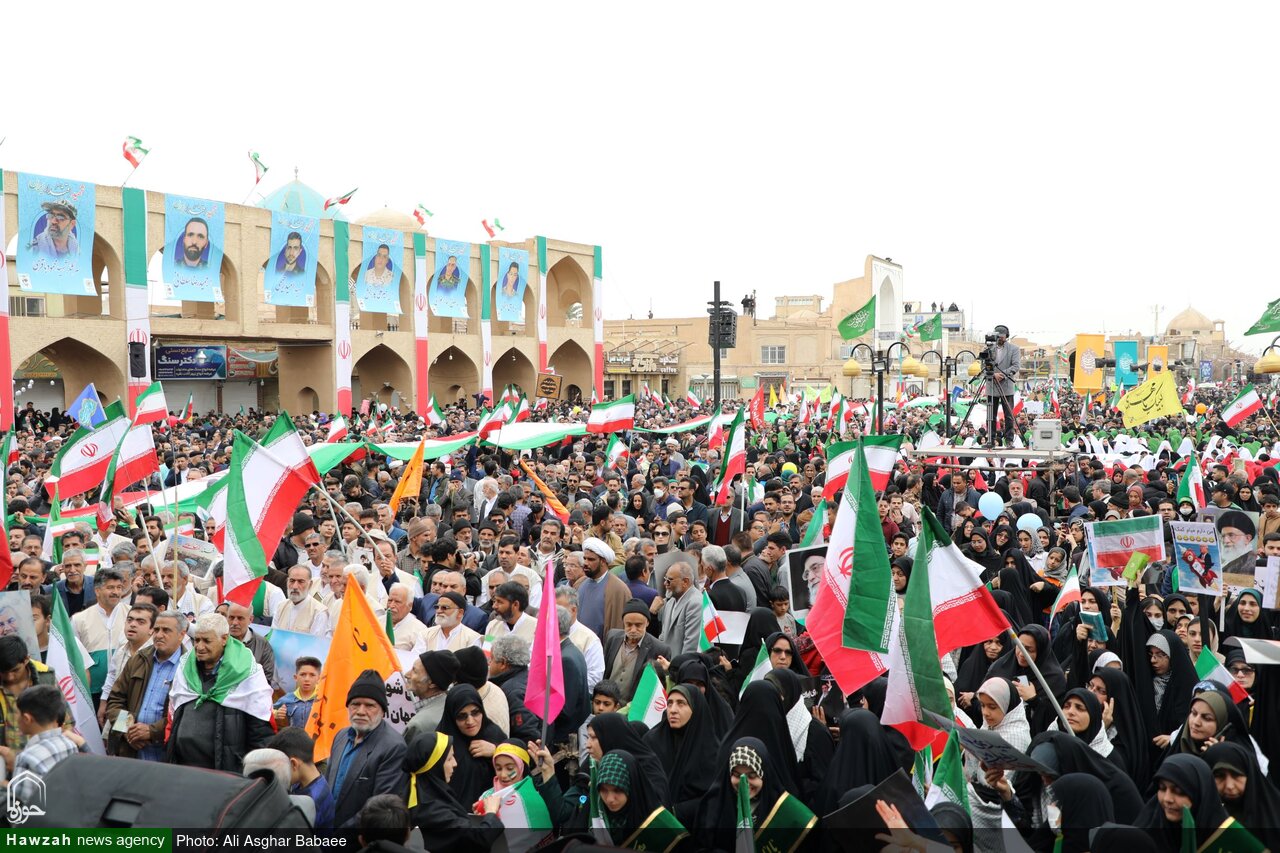 تصاویر/ خروش مردم انقلابی استان یزد در راهپیمایی یوم الله ۲۲ بهمن ماه