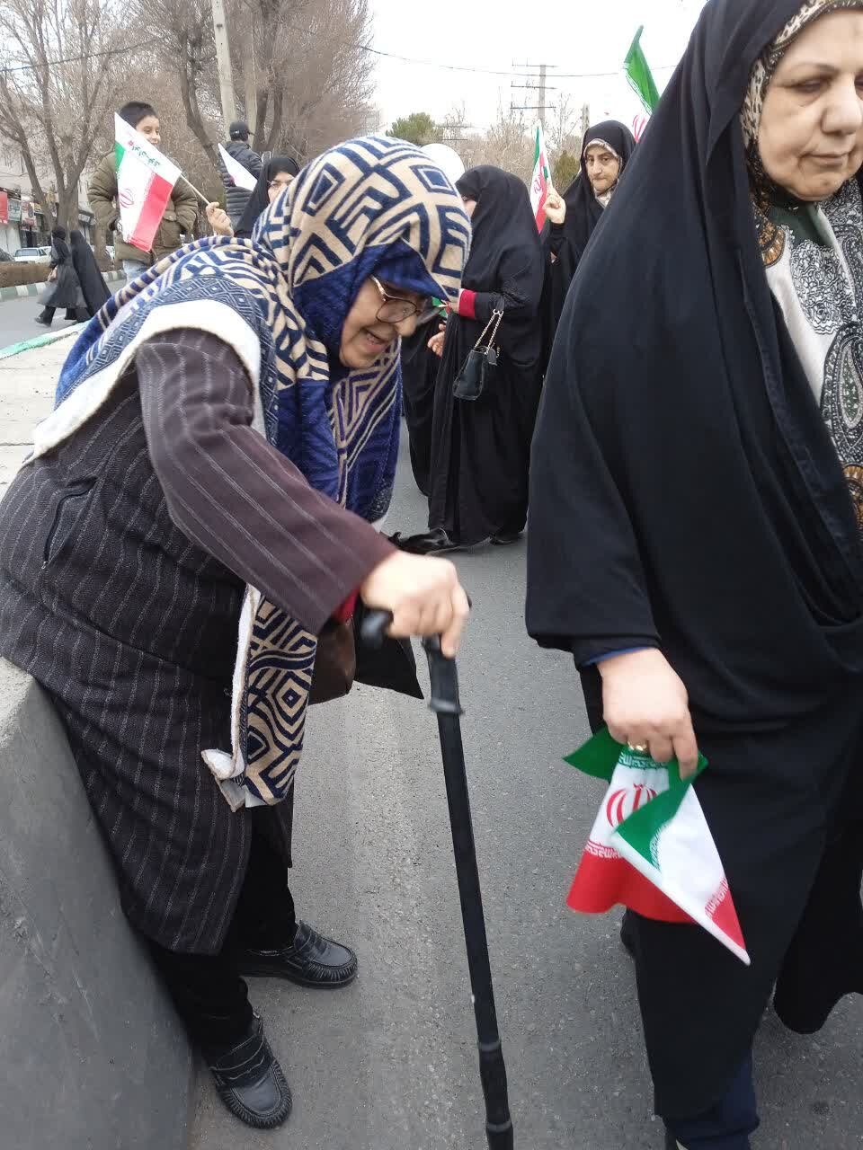 راهپیمایی با شکوه مردم ولایتمدار البرز از کرج تا ماهدشت / حضور مردم روستاهای طالقان در هوای برفی + ویدیو و تصاویر