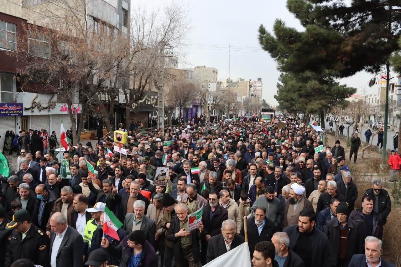 راهپیمایی با شکوه مردم ولایتمدار البرز از کرج تا ماهدشت / حضور مردم روستاهای طالقان در هوای برفی + ویدیو و تصاویر