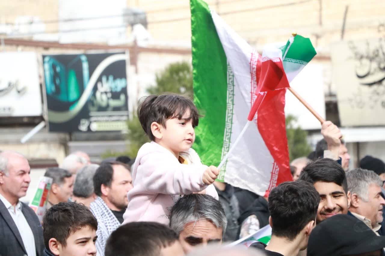 راهپیمایی با شکوه مردم ولایتمدار البرز از کرج تا ماهدشت / حضور مردم روستاهای طالقان در هوای برفی + ویدیو و تصاویر