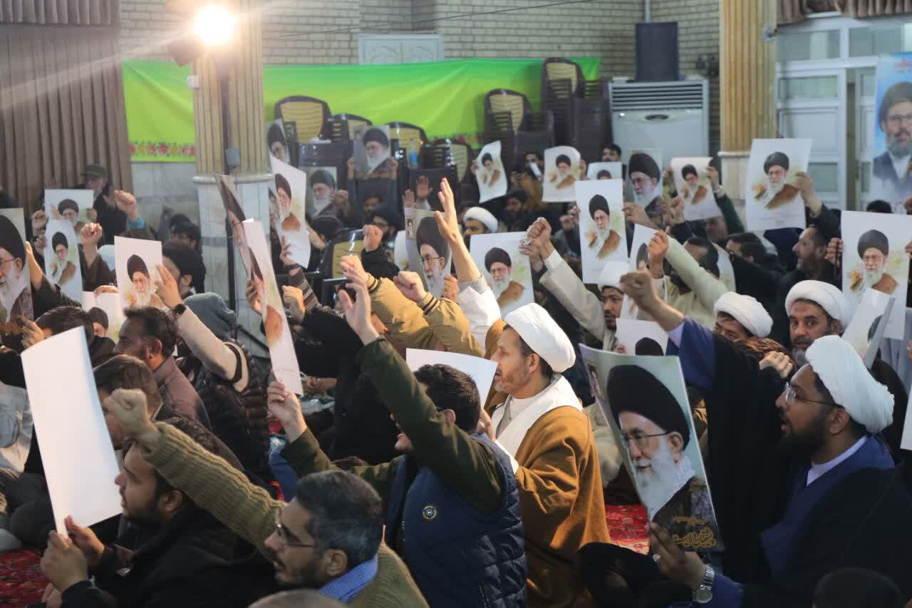 क़ुम में भारतीय और पाकिस्तानी विद्वानों और छात्रों की एक बड़ी सभा ने सुप्रीम लीडर के प्रति अपना वादा दोहराया और इस्लामाबाद में हुए आतंकवाद की कड़ी निंदा की