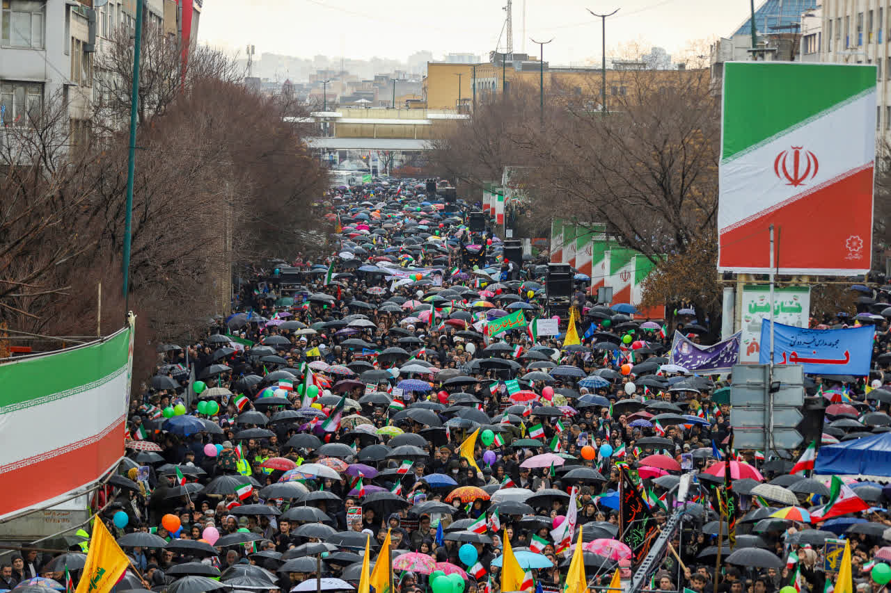 کلیپ | خروش مردم انقلابی در راهپیمایی یوم الله ۲۲ بهمن ماه در تبریز