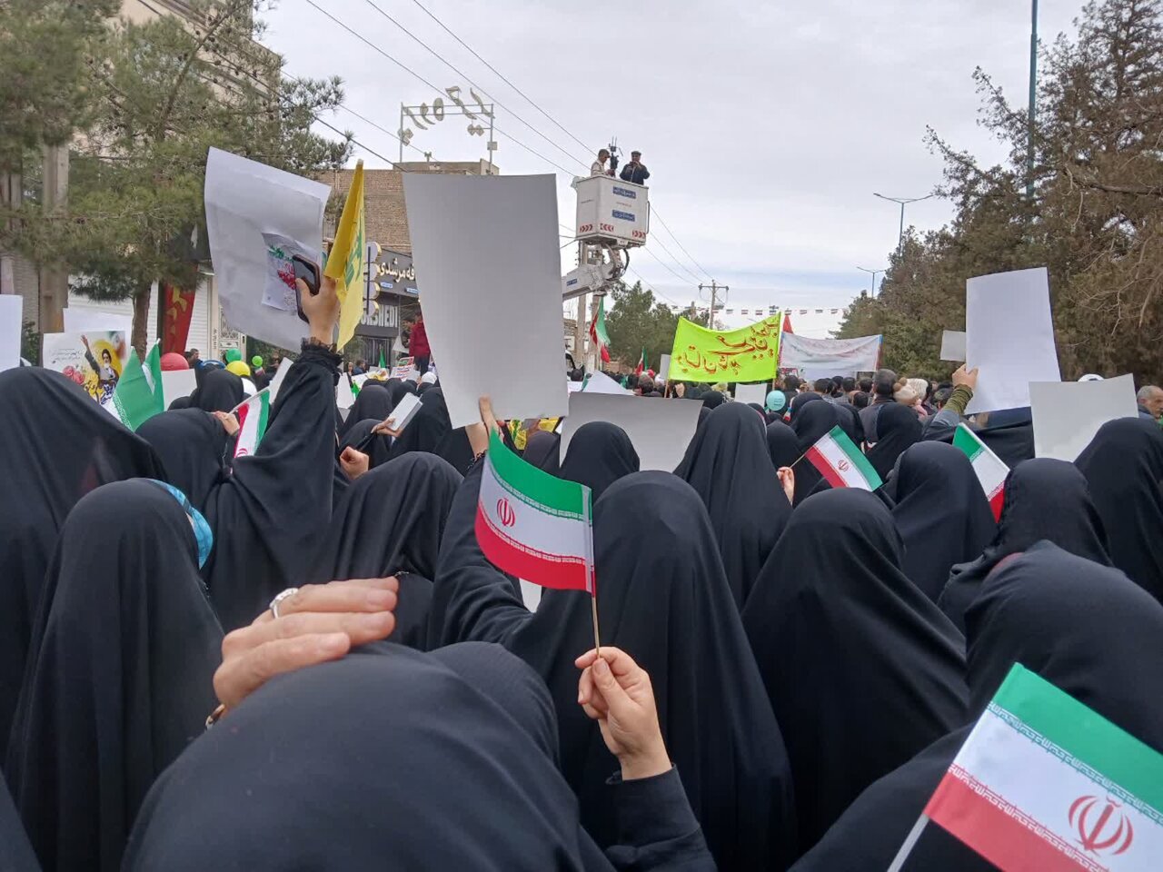 فیلم| گوشه ای از حضور بانوان مهریزی در جشن پیروزی انقلاب اسلامی