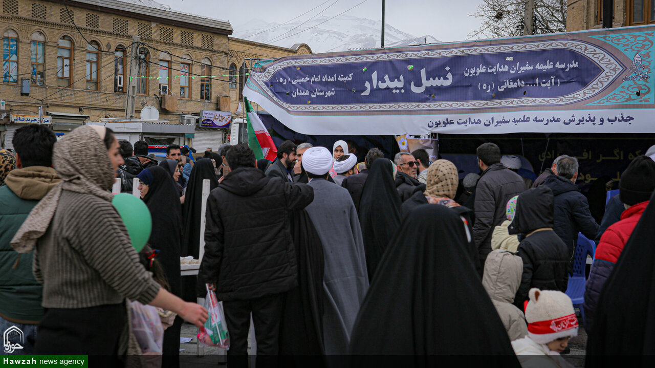 تصاویر/ برپایی غرفه نسل بیدار به همت مدرسه علمیه سفیران هدایت علویون هدایت در میدان امام خمینی همدان