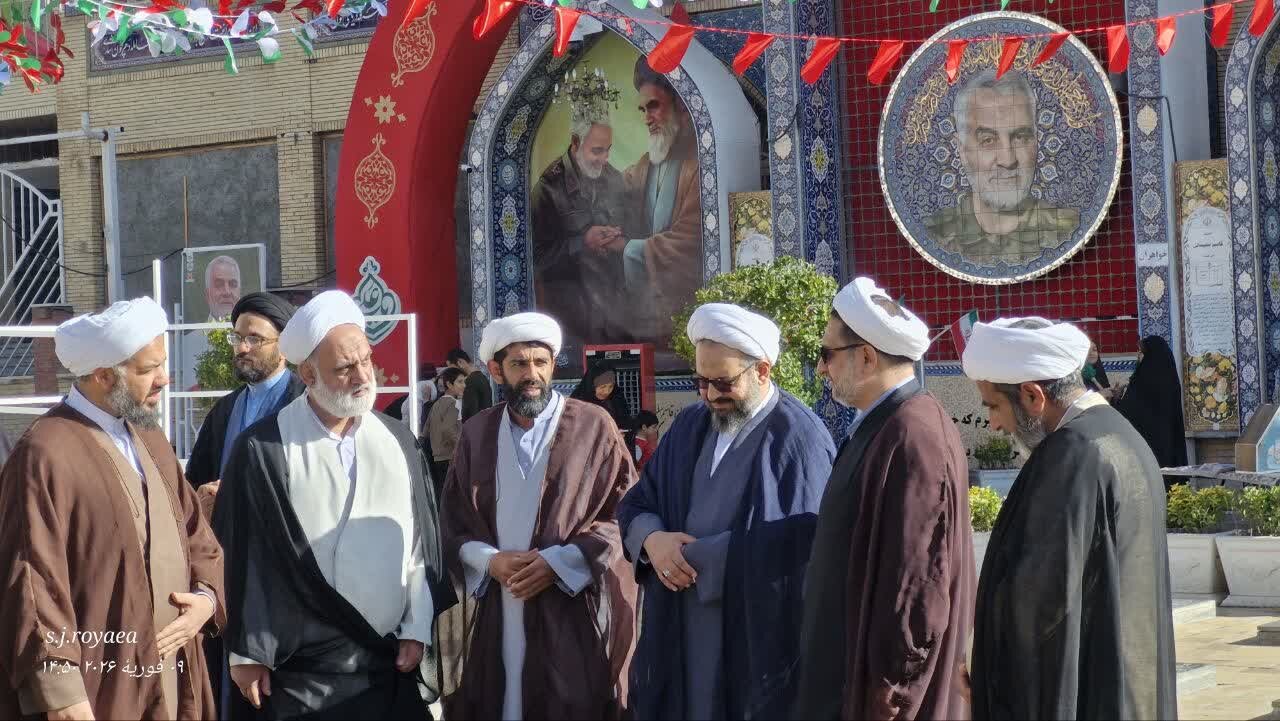 تصاویر/ تجدید میثاق مدیران مدارس علمیه کرمان با شهدا در گلزار شهدای کرمان