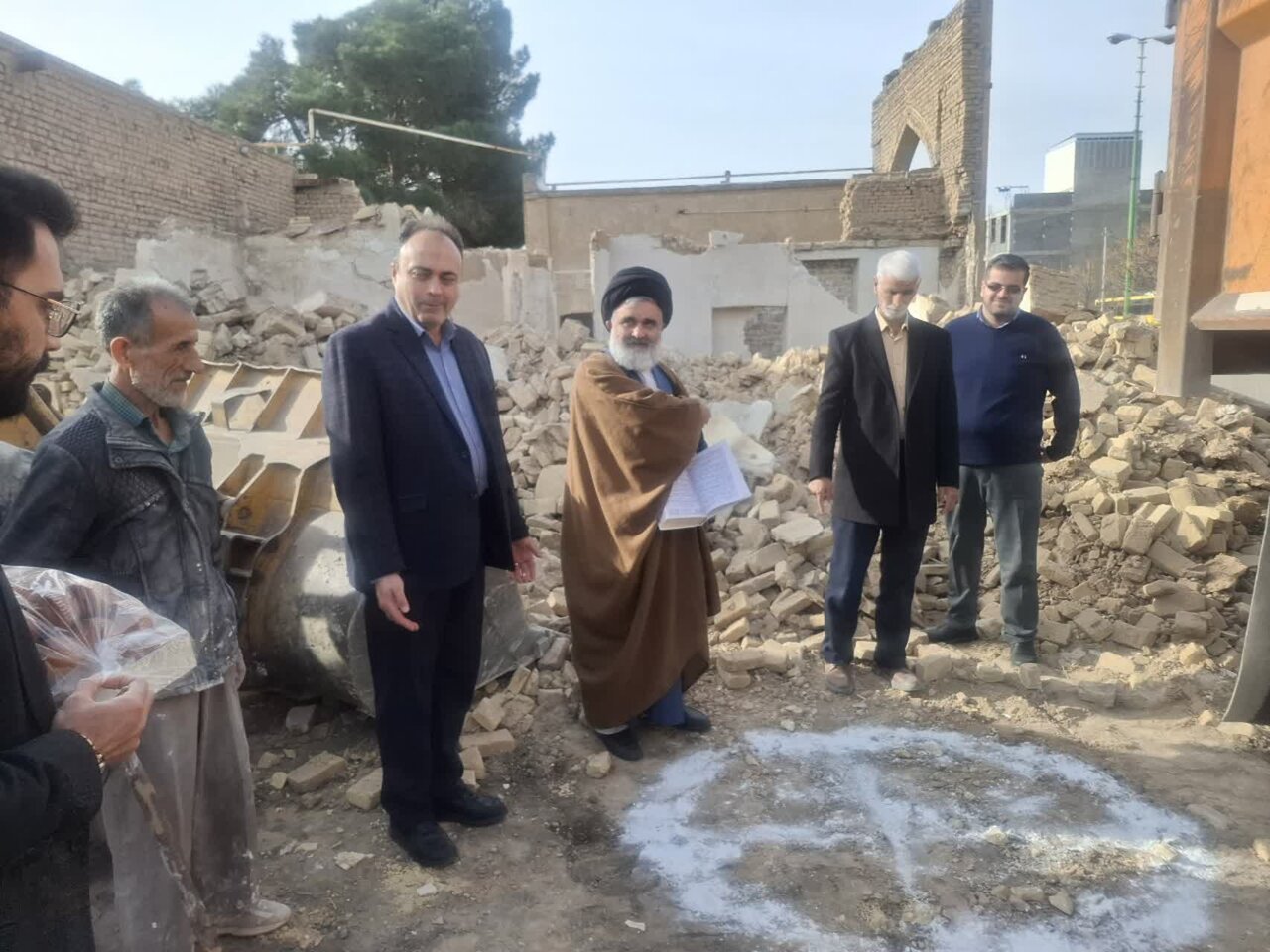 کلنگ احداث مجتمع فرهنگی و رفاهی و خدماتی مدارس علمیه آیت الله اعتمادی به زمین زده شد