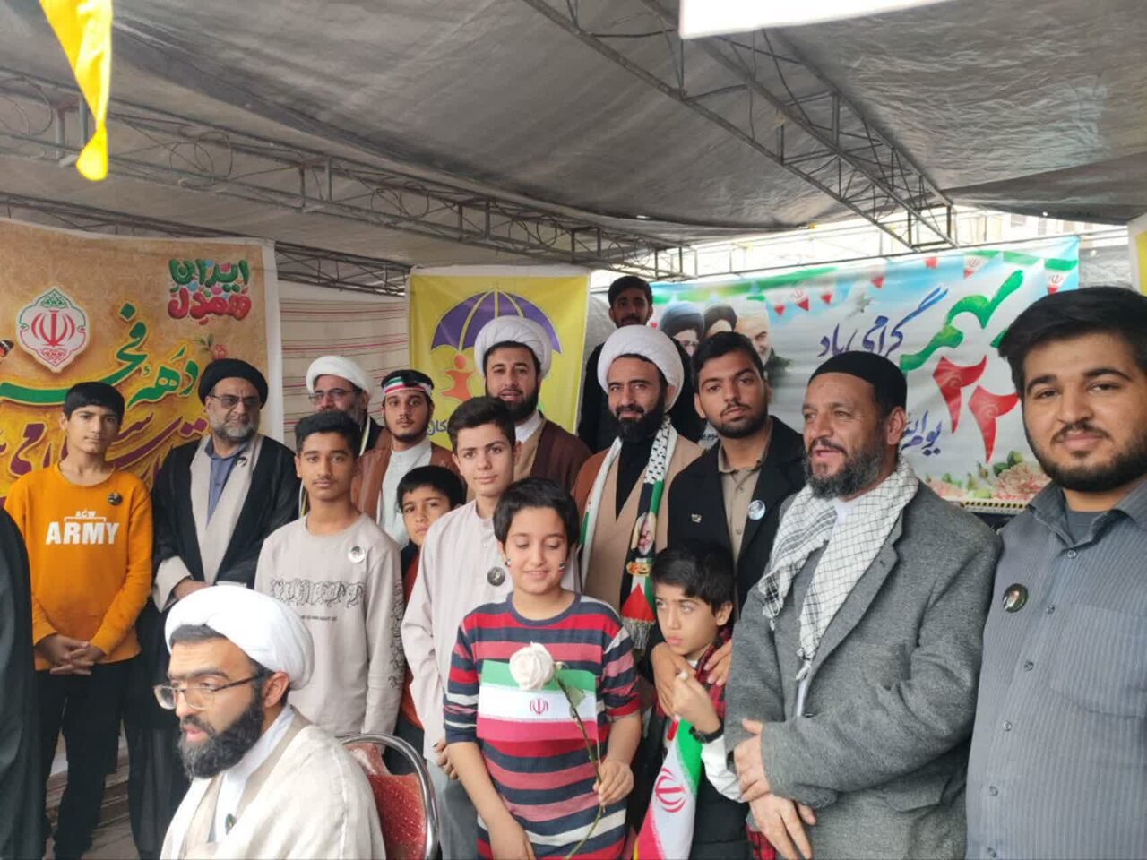 حضور غرفه فرهنگی مدرسه علمیه آیت الله مصطفوی در راهپیمایی ۲۲ بهمن کاشان