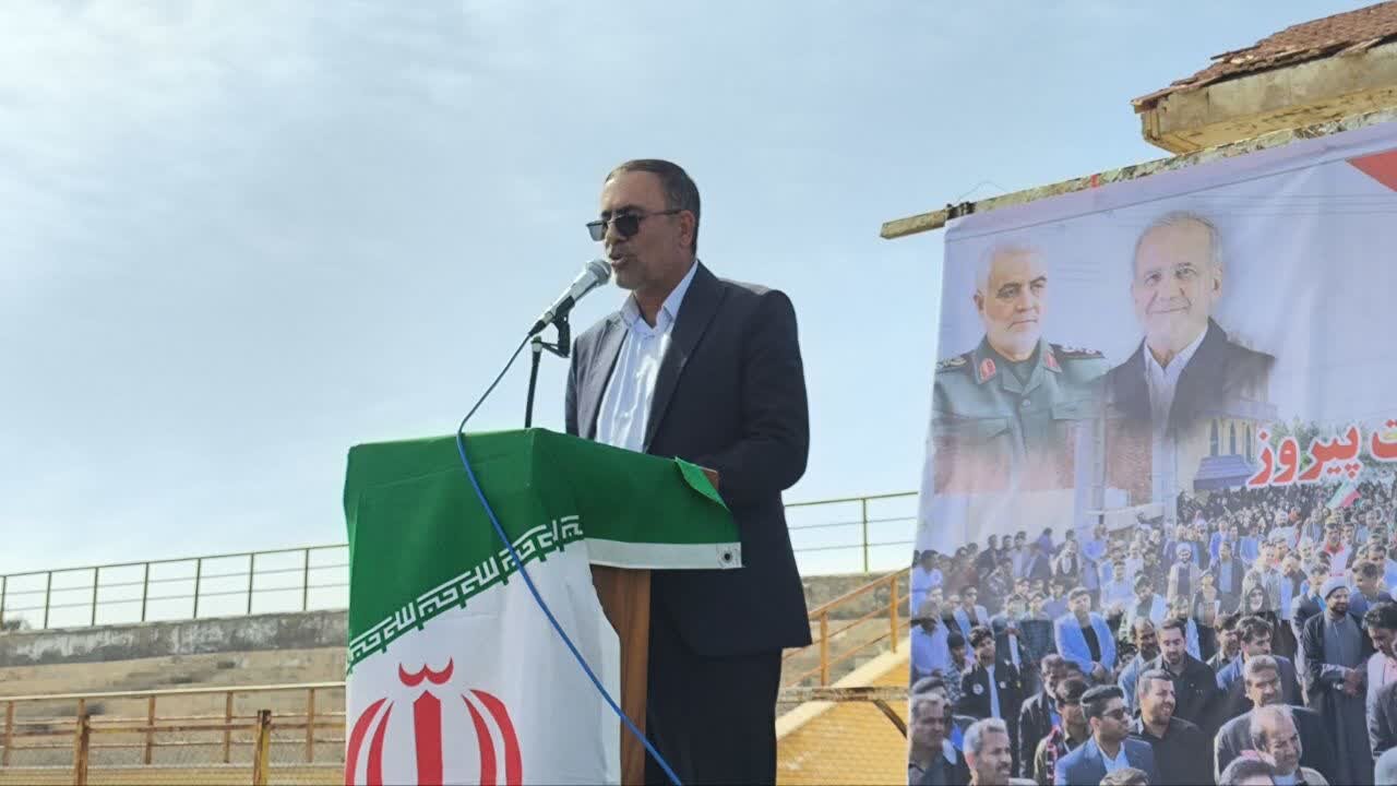 سخنرانی حجت‌الاسلام صادقی، امام جمعه رودبار جنوب، در اجتماع راهپیمایان یوم‌الله ۲۲ بهمن این شهرستان.