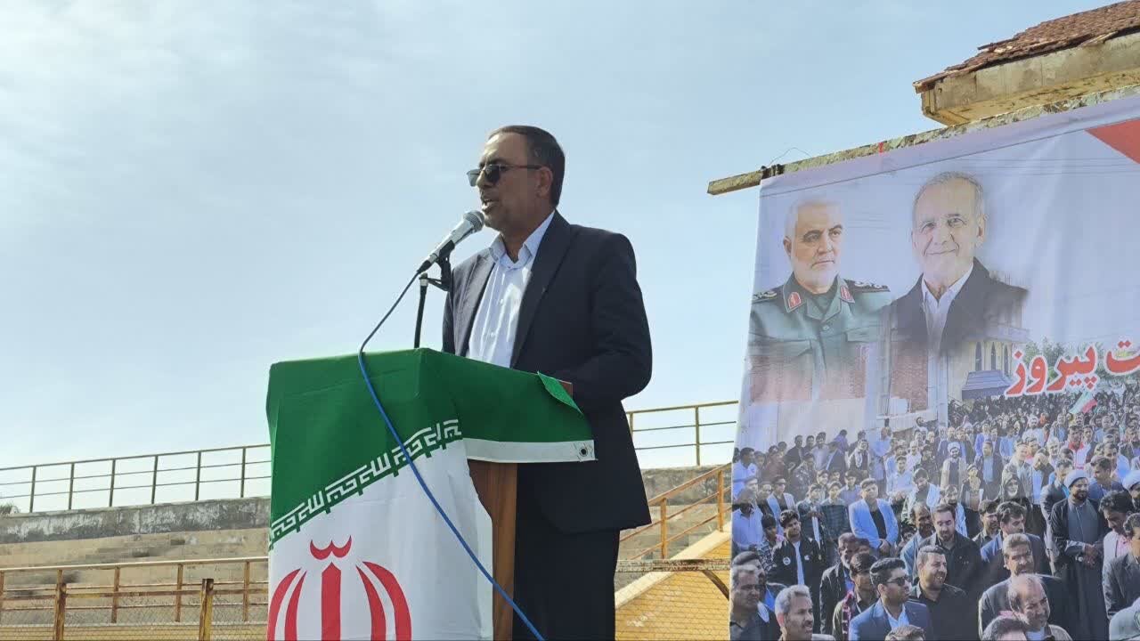 سخنرانی حجت‌الاسلام صادقی، امام جمعه رودبار جنوب، در اجتماع راهپیمایان یوم‌الله ۲۲ بهمن این شهرستان.