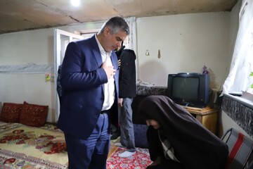تصاویر/ دیدار استاندار استان مرکزی با خانواده شهید شمسی