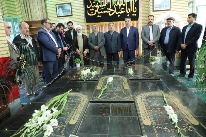 تصاویر/ادای احترام استاندار مرکزی به مقام شامخ شهدای گمنام شهر مهاجران