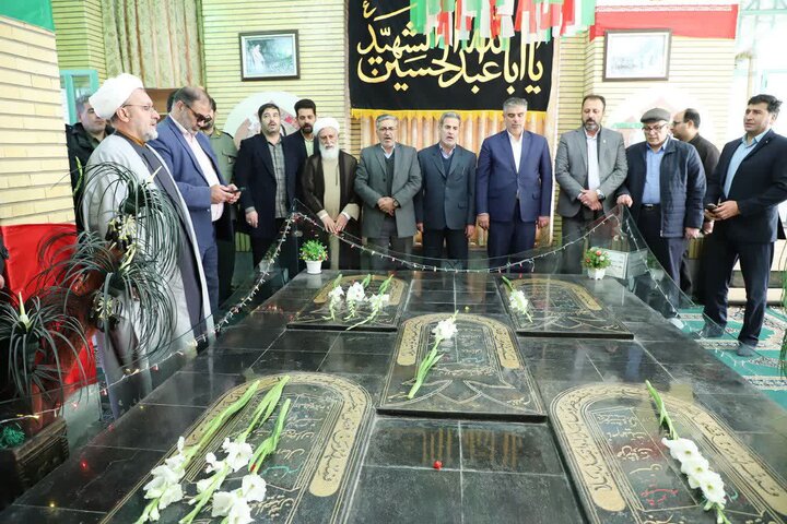 تصاویر/ادای احترام استاندار مرکزی به مقام شامخ شهدای گمنام شهر مهاجران