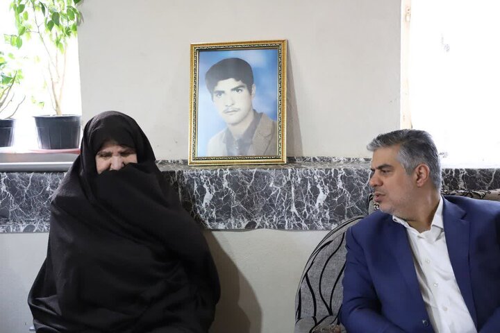 تصاویر/دیدار استاندار با خانواده شهید شمسی