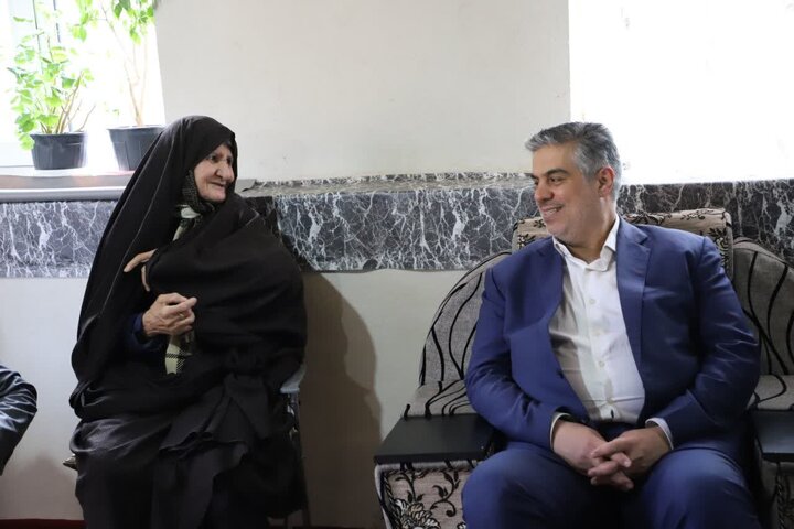 تصاویر/دیدار استاندار با خانواده شهید شمسی