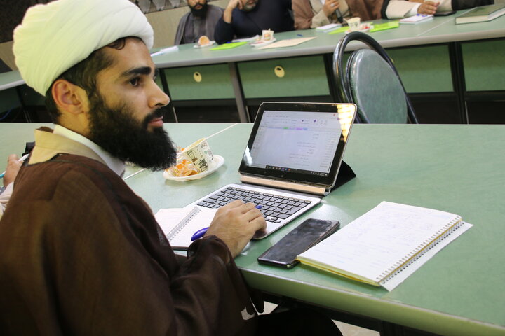 تصاویری از برگزاری جلسه اختتامیه اجلاسیه مدیران حوزه علمیه استان کرمان در کرمان.