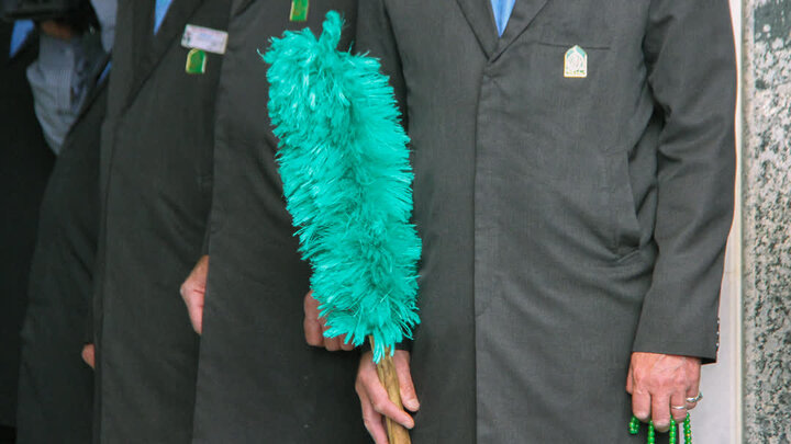 تصاویر/غبار روبی و عطر افشانی مضجع شریف حرم مطهر حضرت محمد هلال بن علی