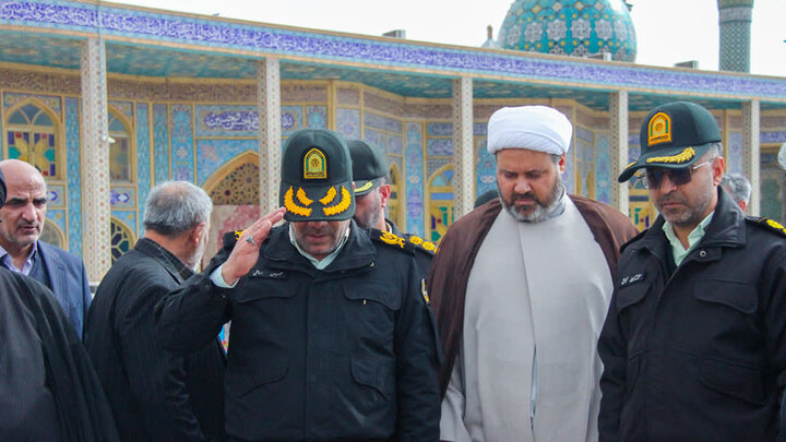 تصاویر/غبار روبی و عطر افشانی مضجع شریف حرم مطهر حضرت محمد هلال بن علی