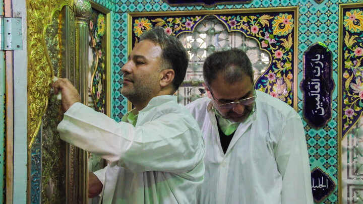 تصاویر/غبار روبی و عطر افشانی مضجع شریف حرم مطهر حضرت محمد هلال بن علی