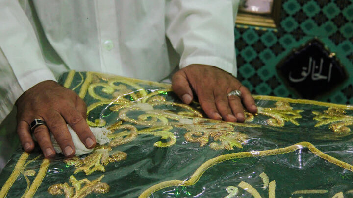 تصاویر/غبار روبی و عطر افشانی مضجع شریف حرم مطهر حضرت محمد هلال بن علی