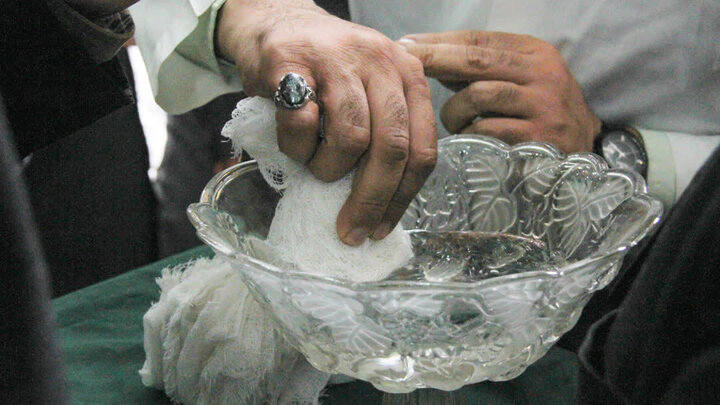 تصاویر/غبار روبی و عطر افشانی مضجع شریف حرم مطهر حضرت محمد هلال بن علی