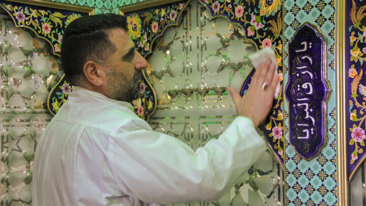 تصاویر/غبار روبی و عطر افشانی مضجع شریف حرم مطهر حضرت محمد هلال بن علی