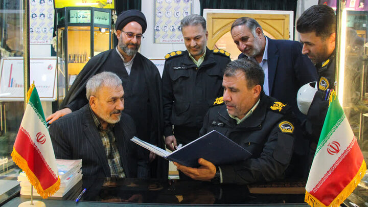 تصاویر/غبار روبی و عطر افشانی مضجع شریف حرم مطهر حضرت محمد هلال بن علی