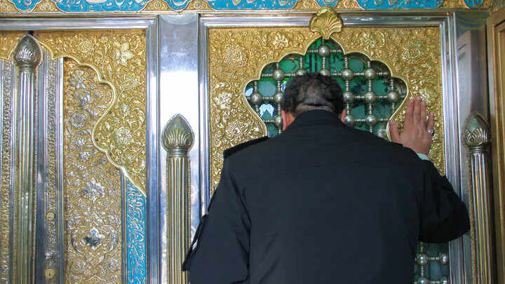 تصاویر/غبار روبی و عطر افشانی مضجع شریف حرم مطهر حضرت محمد هلال بن علی