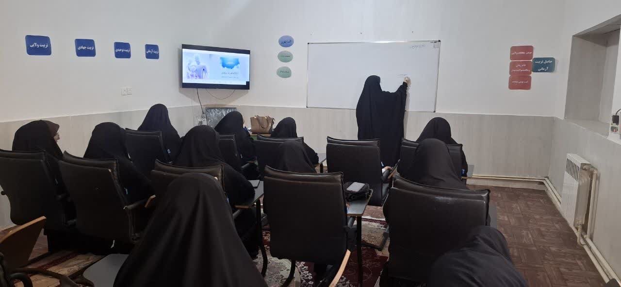 کارگاه «مهارت‌های فرزندپروری» ویژه همسران طلاب در اندیمشک برگزار شد