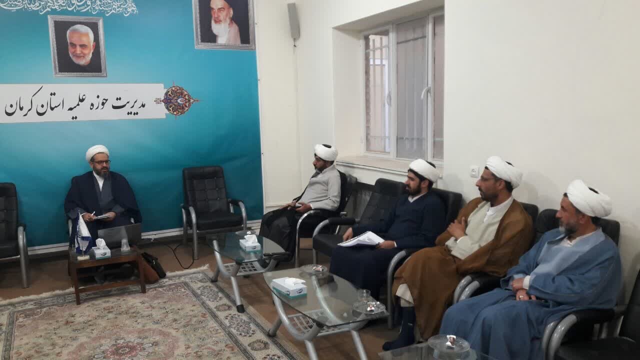 نشست بررسی مأموریت حوزه علمیه کرمان در تربیت و تأمین امام جماعت مساجد با حضور مدیر حوزه و نمایندگان نهادهای فرهنگی برگزار شد.