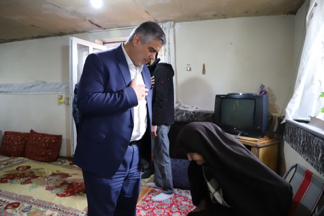 تصاویر/ دیدار استاندار استان مرکزی با خانواده شهید شمسی