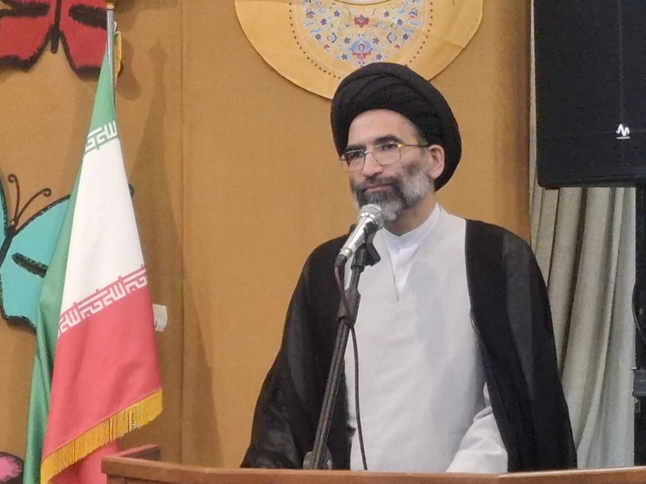 روحانیون و ائمه جمعه مساجد، مردم را سرسفره تفسیر قرآن ببرند