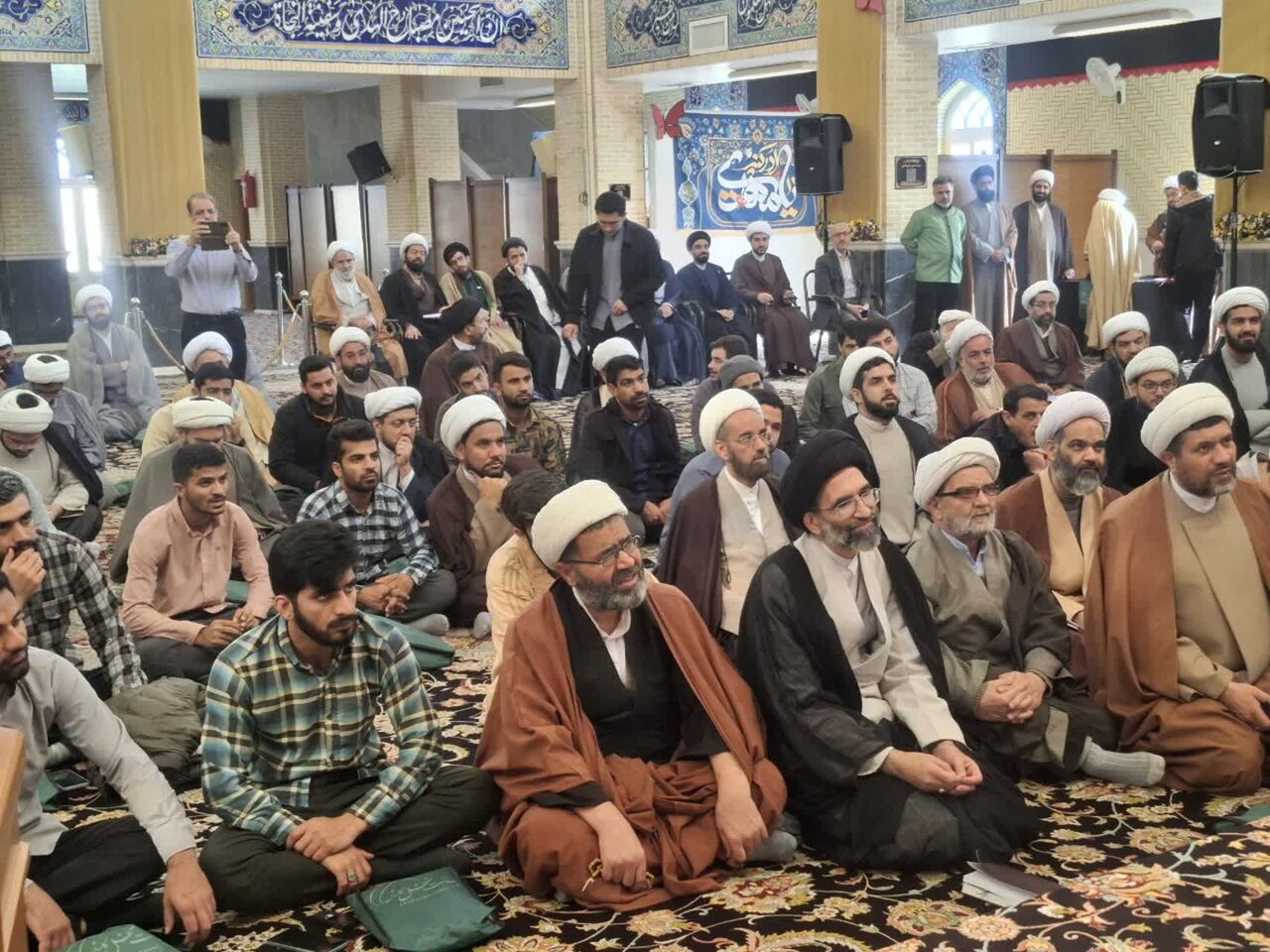 روحانیون و ائمه جمعه مساجد، مردم را سرسفره تفسیر قرآن ببرند