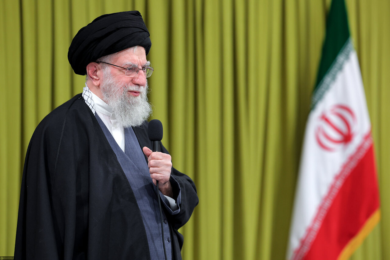 Amato popolo dell’Iran, avete tolto le speranze ai nemici / Manteniamo tutti l’unità nazionale, questa unità è di grandissimo valore