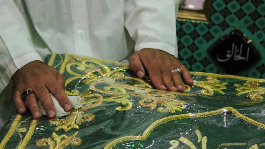 تصاویر/  غبارروبی و عطر افشانی مضجع شریف حرم مطهر حضرت محمد هلال بن علی(ع)