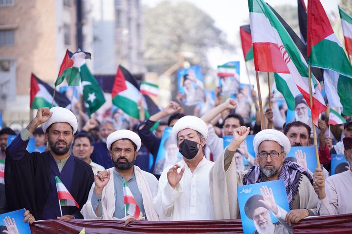ایران کے ساتھ اظہارِ یکجہتی، امریکہ و اسرائیل کے خلاف کراچی میں احتجاجی مظاہرہ