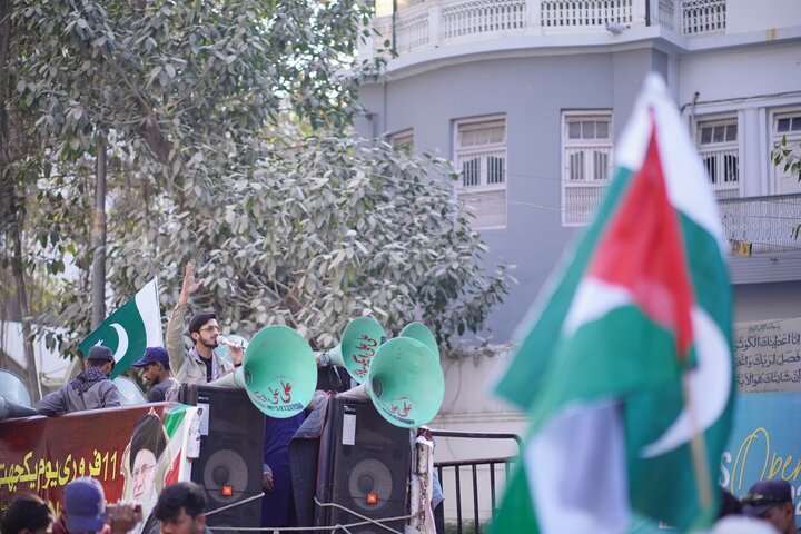 ایران کے ساتھ اظہارِ یکجہتی، امریکہ و اسرائیل کے خلاف کراچی میں احتجاجی مظاہرہ