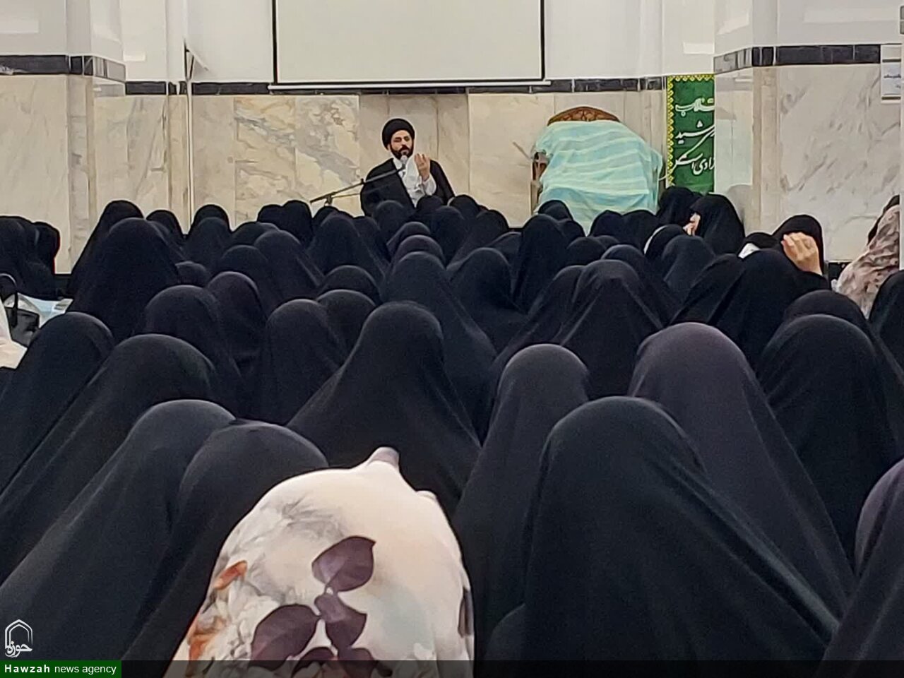 طلاب با تکیه بر منظومه فکری رهبر معظم انقلاب، در فتنه‌ها مصون می‌مانند